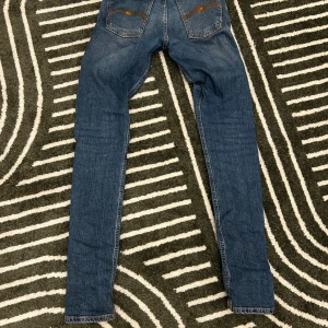 Nudie jeans - Snygga blå jeans från Nudie Jeans. Priset går att diskuteras vid en snabb och smidig affär. Storlek. 27/34. Toppskick!👖