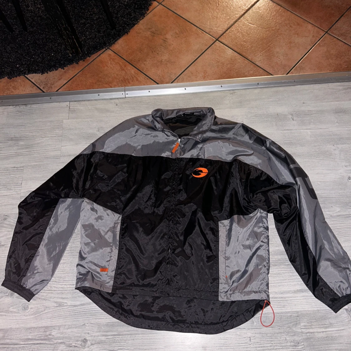 Svart och grå vindjacka från Gasp