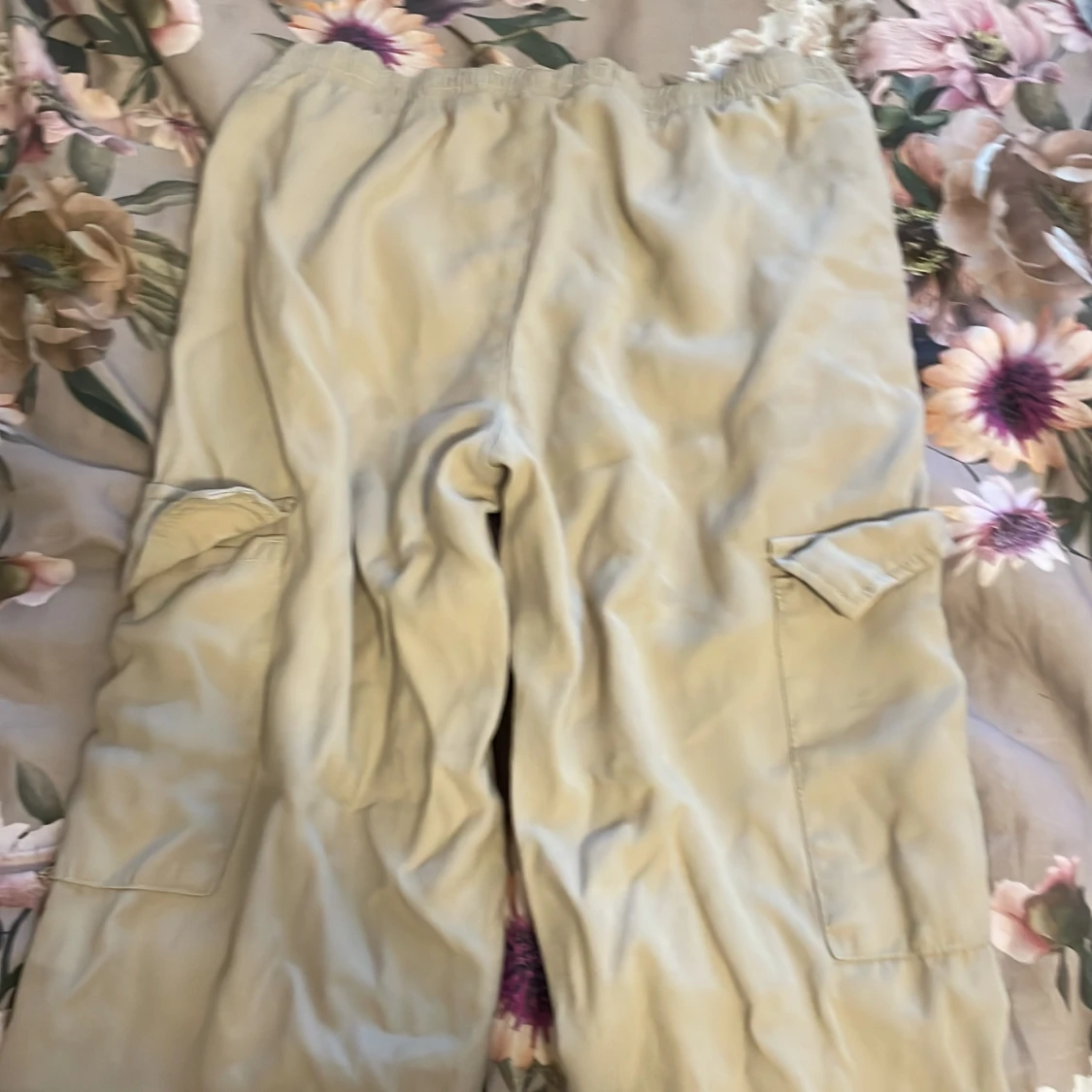 Beige cargobyxor från Guppy - 1