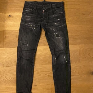 Svarta Dsquared 2 jeans - Storlek 46 möts i Stockholm eller fraktar. Skriv för fler frågor. Äkta. Har skett en lagning på dem. Kan göra byten. 