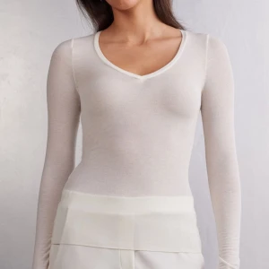 Vringad intimissimi  - Vit V ringad kashmir intimissimi tröja, skit snygg men använder den aldrig. Den har inga hål!! Minsta storleken! 