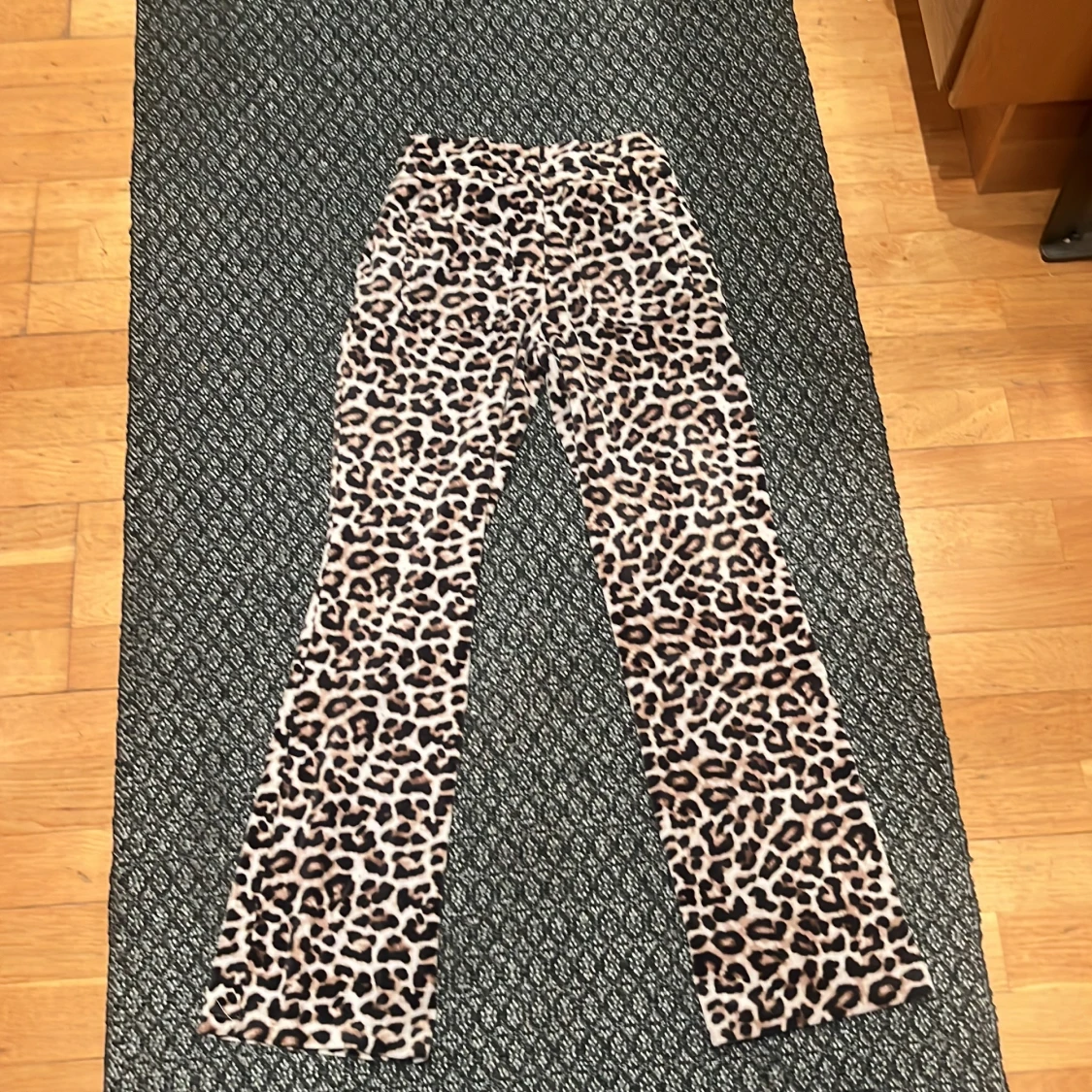 Leopardmönstrade byxor - 1