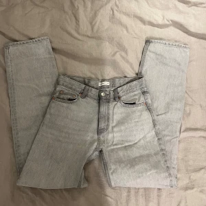 Grå jeansbyxor - snygga jeans från ginatricot!! de är low/midwaist och straight, i jättebra skick men vill bli av med så pris kan diskuteras!!💗💗