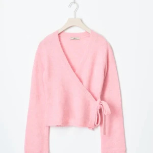 Rosa stickad tröja / kofta från Gina tricot  - Säljer den här super fina stickade tröjan från Gina tricot i S! Skriv för egna bilder och innan du trycker köp nu!❤️den är i bra skick 