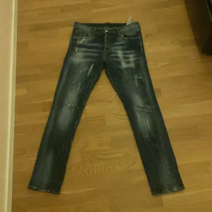 Jeans från Dsquared2 - Snygga jeans från Dsquared2 med en cool slitningseffekt. De har en klassisk femficksdesign och en mörkblå tvätt. Perfekta för en avslappnad stil med en touch av edge.