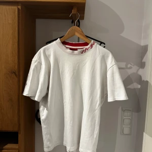 Hugo Boss t-shirt - Sälger nu denna unika T-shirten från Hugo boss, väldigt fet och unik!