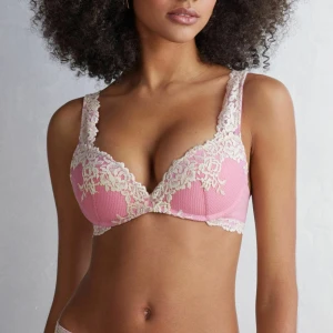 Intimissimi bh  - Helt oavnvänd bh från intimissimi🩷 Säljer då den inte är min storlek! Nypris ca 550kr, just nu slutsåld (kan gå ner i pris vid snabb affär)