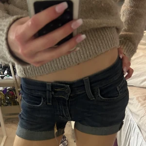 Lågmidjade shorts  - Säljer ett par väldigt lågmidjade jeansshorts i mycket bra skick. säljer för 380kr  pris kan diskuteras vid snabb affär 