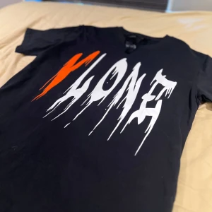 Vlone T-Shirt - Säljer denna Vlone thisan helt oandvänd!