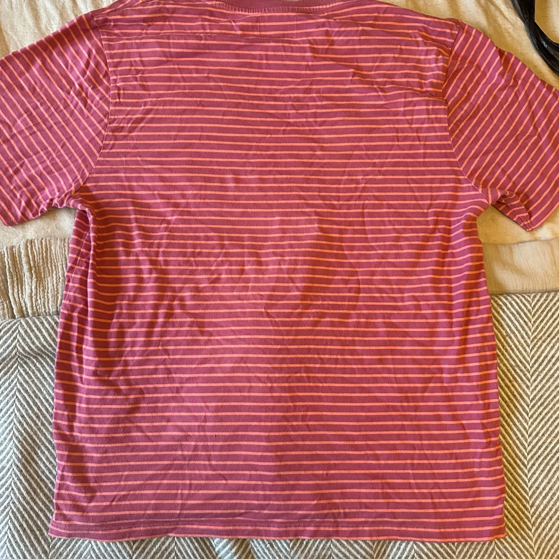 Rosa randig t-shirt från Stussy - 1