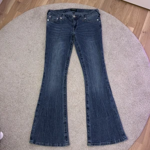 Mörkblå flared jeans från True Religion - Flare jeans från True Religion. Modellen heter Ultra Low Rise Joey Flare. Säljer pga de är för stora. Skriv gärna om ni har nån fråga!