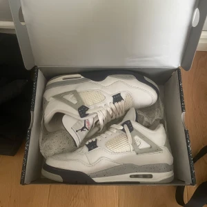 Midnight navy 4or - Snygga Jordan 4 i storlek 46. Har använts men tagits väll hand om. Äkta skor från soleplus. beställningsnummer finns. Priset kan diskuteras.