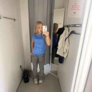 Blå topp från H&M - Säljer en stilren blå topp från H&M i storlek XS. Har använt 1 gång!! Toppen har en enkel design med korta ärmar och en rund hals. Perfekt för en avslappnad look💞