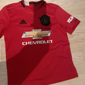 Fotbollströja  - Säljer en fin fin United tröja. Bra skick. Hör av er om ni undrar något! 