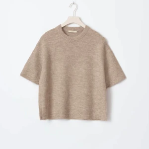 Beige stickad tröja från Gina Tricot - Säljer en stilren beige stickad tröja i storleken M från Gina Tricot. Bara använd ett fåtal gånger, men vill sälja eftersom den inte riktigt är min stil längre. Den är i mycket bra skick och originalpriset är 299kr. Skriv om du har några frågor!🫶