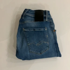 Replay anbass - Feta Replay jeans som är i mycket bra skick utan defekter nypris på dessa ligger på 2000 vårat pris 299 vid köp av två jeans 499.🙌🏻