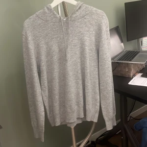Grå stickad hoodie - Säljer en stilren grå stickad hoodie den är riktigt skön och mysig. I storlek M och skicket riktigt braaa 8,5/10. 