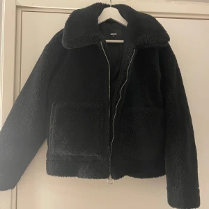 Svart teddyjacka  - Mysig svart teddyjacka från Bik Bok. med dragkedja framtill.🖤