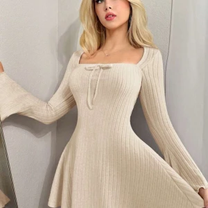 Beige ribbad klänning - Hej älsklingar! Jag har officiellt pensionerat mig från min baddie-era och bytte stil, så nu säljer jag denna skönhet. Klänningen är i perfekt skick och BILDERNA ÄR TAGNA DIREKT FRÅN HEMSIDAN DÄR JAG KÖPTE DEN.❤️