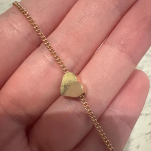Halsband - Guld halsband med ett hjärta, man kan justera hur långt man vill ha det. Halsbandet har aldrig använts💕