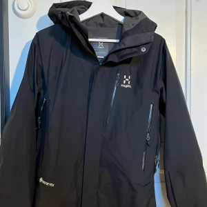 Svart skaljacka från Haglöfs - Haglöfs regn/skidjacka (Gore Tex) - Storlek S - Skick: 8/10 - Inget OG medkommer - Nypris: 4000kr - Vårt pris: 2000kr - DM för frågor och prisförslag