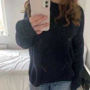 Mörkblå stickad tröja - Jättemysig blå stickad tröja💗 skriv privat för fler bilder💕Står strl L men skulle mer säga att det är en S/M. Jag är 160 cm och passar jättebra💗 Priset går att diskuteras🩷