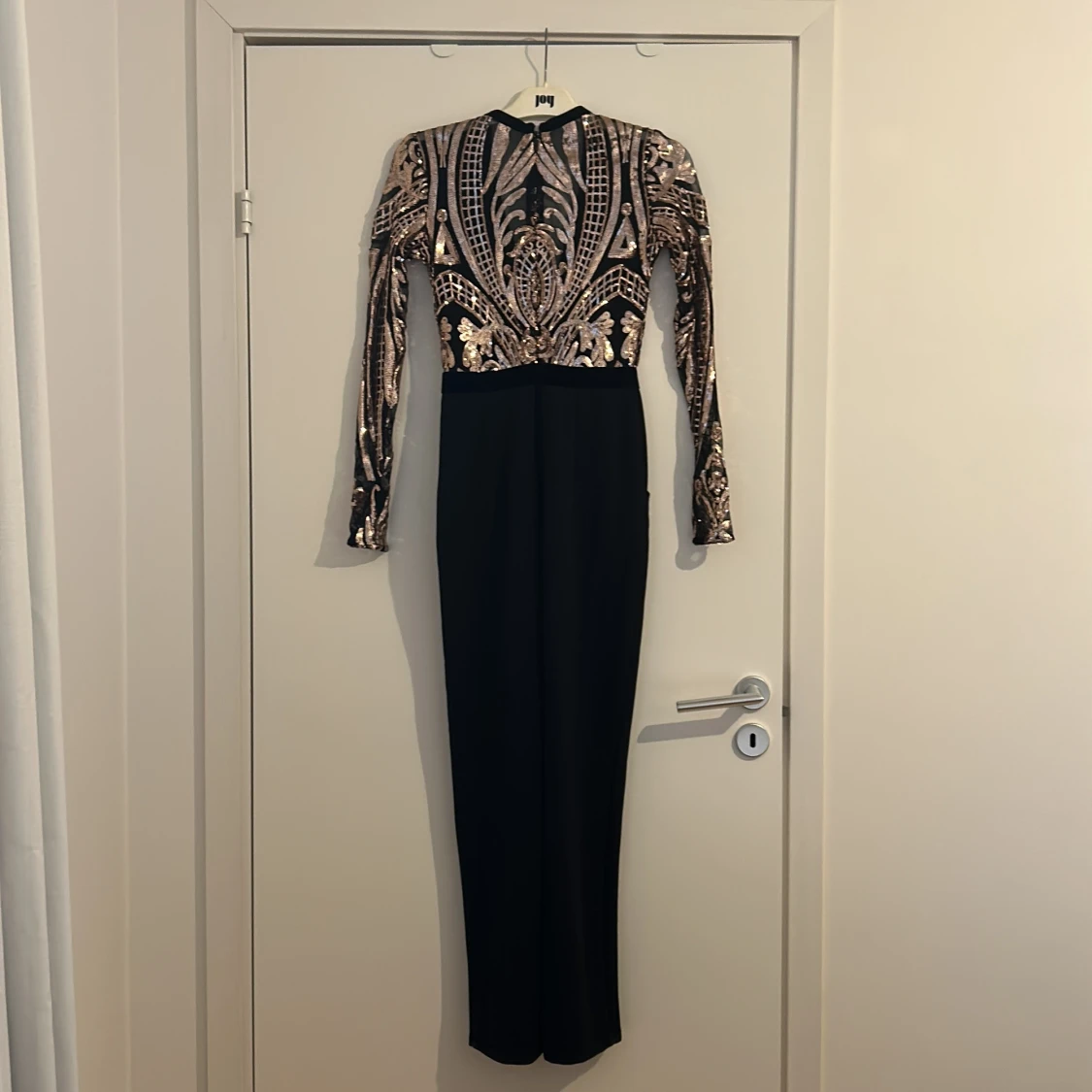 Svart och guld paljettbyxdress i storlek 36 EU från Goddiva - 1