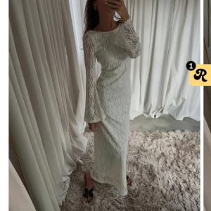 Virkad sommarklänning - Superfin virkad långklänning som är perfekt för sommaren. Tänkte försöka sälja den på Plick annars returnera om några dagar då den är ny med prislapp! Nypris 695kr från Lemagda, mitt pris 350kr💁🏼‍♀️🤍 säljer då jag hade velat att den skulle vara längre.