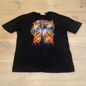 Junkyard tshirt - Cool svart t-shirt från Junkyard med ett färgstarkt tryck av eld och ögon samt texten 'The Tears’. Skriv för frågor och mått osv