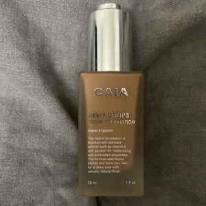 Dewy Drops Serum Foundation från CAIA - Dewy Drops Serum Foundation från CAIA i nyansen 30W. Denna foundation är berikad med vitamin E och glycerin för återfuktning och antioxidativa egenskaper. Ger en daggig look med sammetslen, naturlig finish. Perfekt för en jämn och strålande hudton. Köpte fel färg därför jag säljer