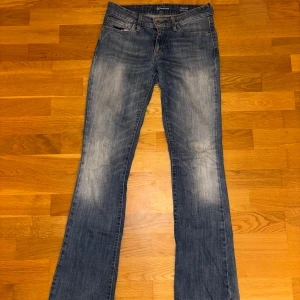 Blå bootcut jeans från Levi's Demi curve  - Köpta begagnade men aldrig använda av mig💞slitna fickor och tydliga tecken på användning men annars coola✨