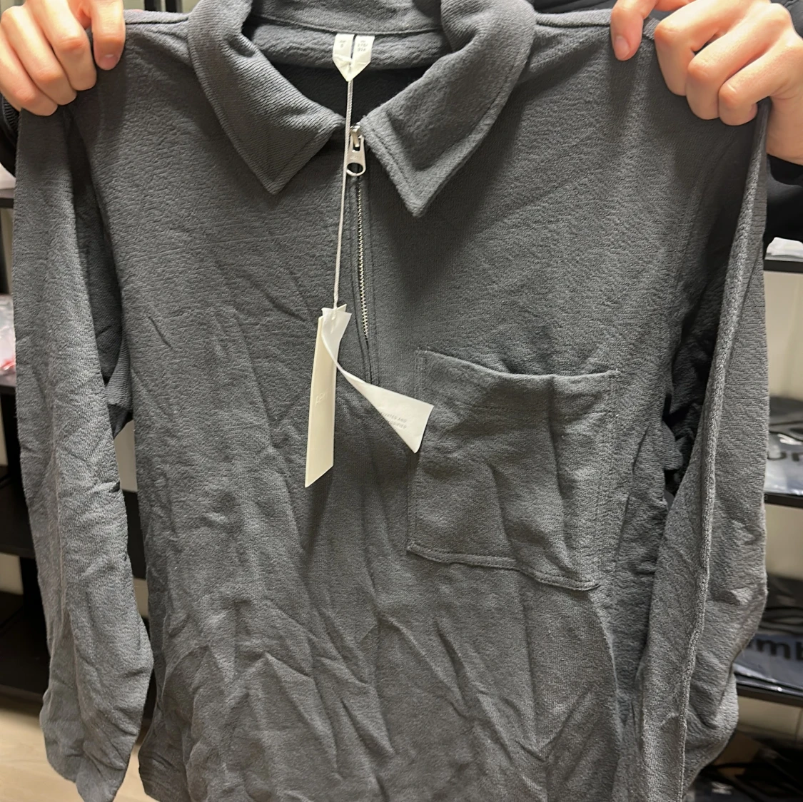 Grå långärmad tröja med dragkedja 