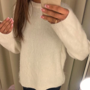 Vit stickad tröja - Mysig stixkad tröja från bikbok som inte kommer till användning, jättebra skick köpt för 799