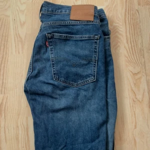 Levis jeans  - Blåa Levi’s jeans för män. Storlek W36 L34. Passar för dig som är M-L. Inga defekter.