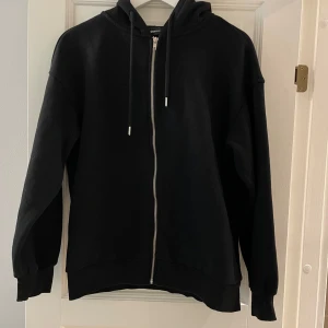 Svart hoodie med dragkedja - Svart hoodie med dragkedja och huva. I mycket bra skick!🥰