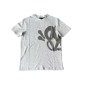 Syna World T-shirt - Grå Syna World T-shirt. Skick 9/10 inga hål eller skador, påse tillkommer. Storlek M, passar som en L. ❗️ SHORTS MEDFÖLJER EJ ❗️