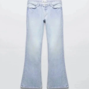 Lowwaist bootcut jeans - Jättefina Lågmidjade jeans, i princip i ny skick, uppsydda för att passa mig som är ca 163