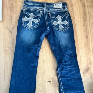 BAGGY olimp jeans 😁✌️ - Intressekoll på mina olimp jeans,saknar en knapp men annars så har den inte några fläckar som inte går bort i tvätten. Om ni vill ha fler bilder eller har några frågor så e de bara att skriva✍️kan möjligtvis sänka priset vi snabb affär 👅
