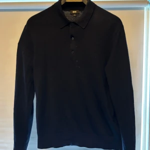 Blå långärmad piketröja - Säljer denna marinblå långärmade piketröja från uniqlo i merinoull. Säljer för att den blivit för liten för mig. Tröjan har ett luftigt och skönt tyg perfekt för de lite varmare dagarna men funkar bra även i kylan. Bara att höra av dig vid minsta fundering🙂