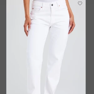 Vita straight jeans - Snygga vita jeans med straight passform och låg midja. Byxorna är i storlek waist 24 o length 32. Har använts 2 gånger och säljer pågrund av att jag växt ut dom 💕Jeansen är i mycket bra skick o ser oanvändbara ut  