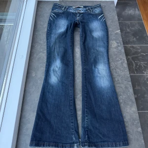 Lågmidjade jeans från Only  - Super snygga jeans som tyvärr inte passar mig och har därför ingen bild på! Midjemått tvärsöver är 40cm, midjehöjden är 19cm och inerbens längden är 83cm. De är lite slitna längst ner se sista bild, men inget man tänker på💕