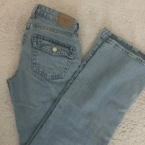Lågmidjade Y2k slutsålda online - Lågmidjade y2k jeans som har varit slutsålda online och är svåra att hitta storlek till i butik