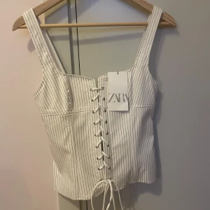 Zara korsett - Helt ny med lappen kvar, endast testad. Väldigt populär och cool!!❤️‍🔥 tryck gärna på köp nu 😇