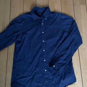 Mörkblå Ralph Lauren Skjorta  - Säljare nu denna tunna skjorta från Ralph Lauren. Storlek L i vuxen, skjortan är slim fit i modellen. Skick 8/10