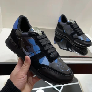 Valentino Rockrunner - Hej, säljer dessa Valentino Garavani Rockrunner. Storlek: 45 Färg: Blå  Skorna är i nyskick utan tecken på användning.  Skokartong och kvitto finns.  För mer information, skicka ett meddelande.