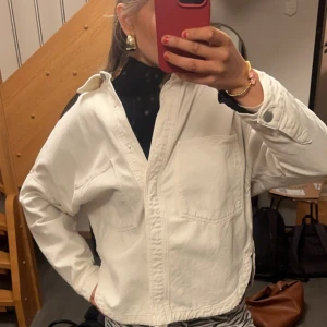 Jeansjacka zara - Jätte fin jeans jacka från Zara som jag aldrig använt!!🥰