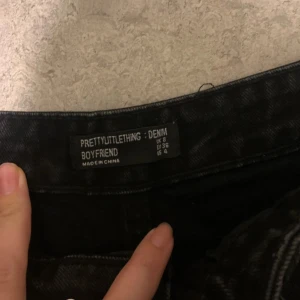Svarta boyfriend jeans från PrettyLittleThing strl 36 - Snygga svarta boyfriend jeans från PrettyLittleThing. De har en avslappnad passform och klassiska bakfickor. Perfekta för en casual look.