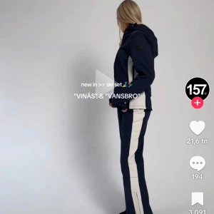 Mörkblå skidkläder ifrån lager157 - Jättesnygga skidkläder ifrån lager157, säljer både jacka och byxa då jag köpt nya. Jackan är storlek M och byxorna XS 🥰