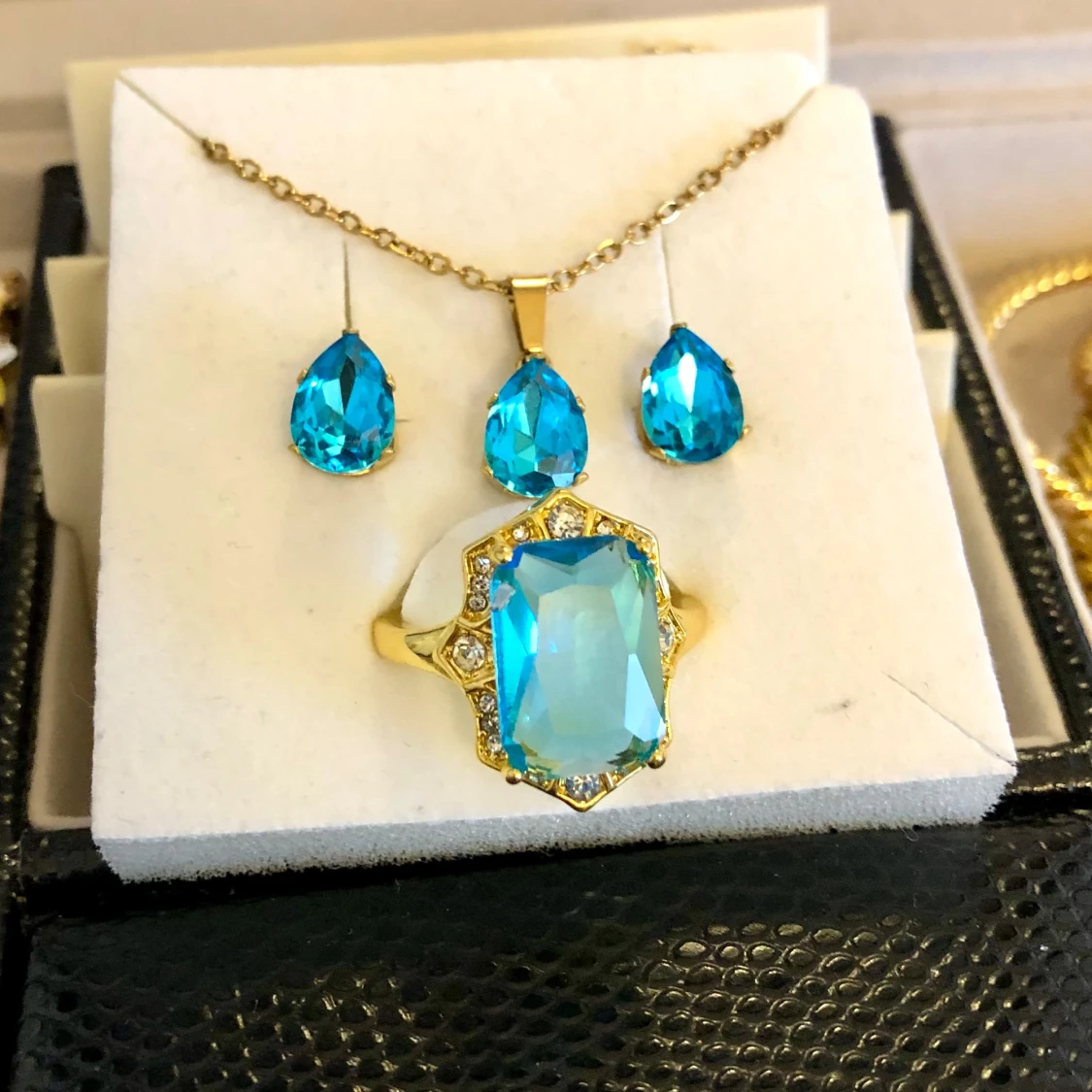 Smyckeset med turkos blå stenar guld  - 1