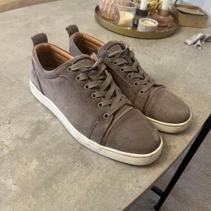 Gråa Loubs - Tja säljer dessa gråa Loubs. Är lite smutsiga men fortfarande bra skick. Priset är inte hugget i sten👍🏼🙌🏼